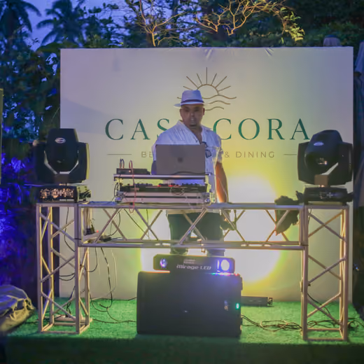 DJ de Casa Cora en su cabina durante una noche en la playa