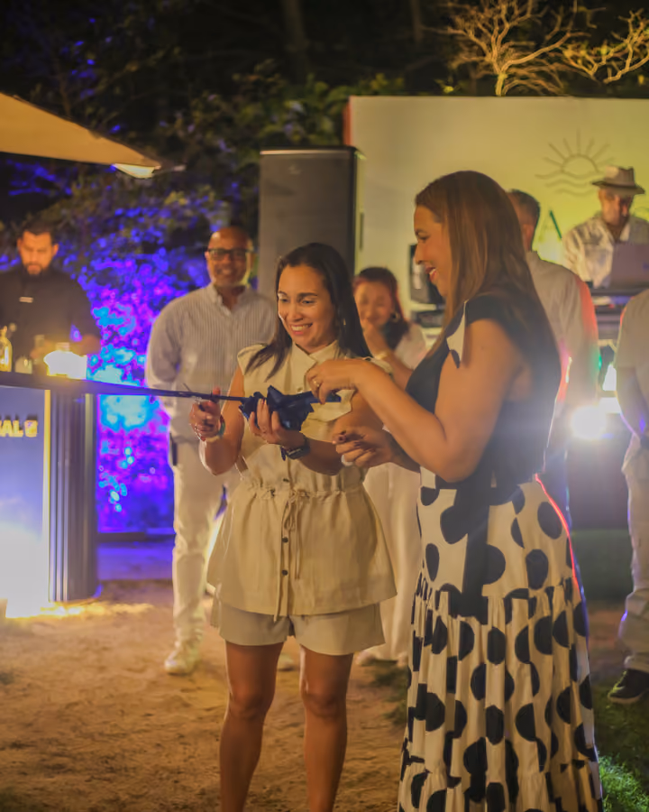Invitadas celebrando en la barra de Casa Cora