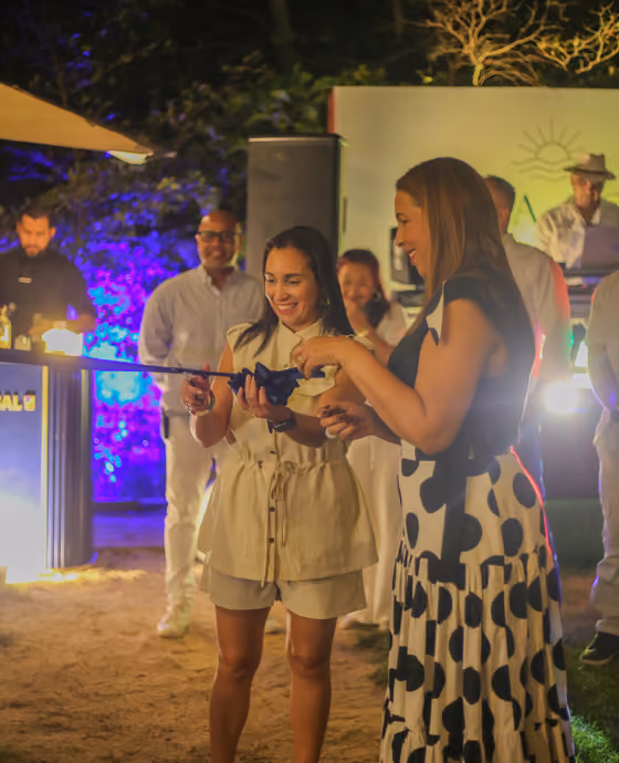 Invitadas celebrando en la barra de Casa Cora