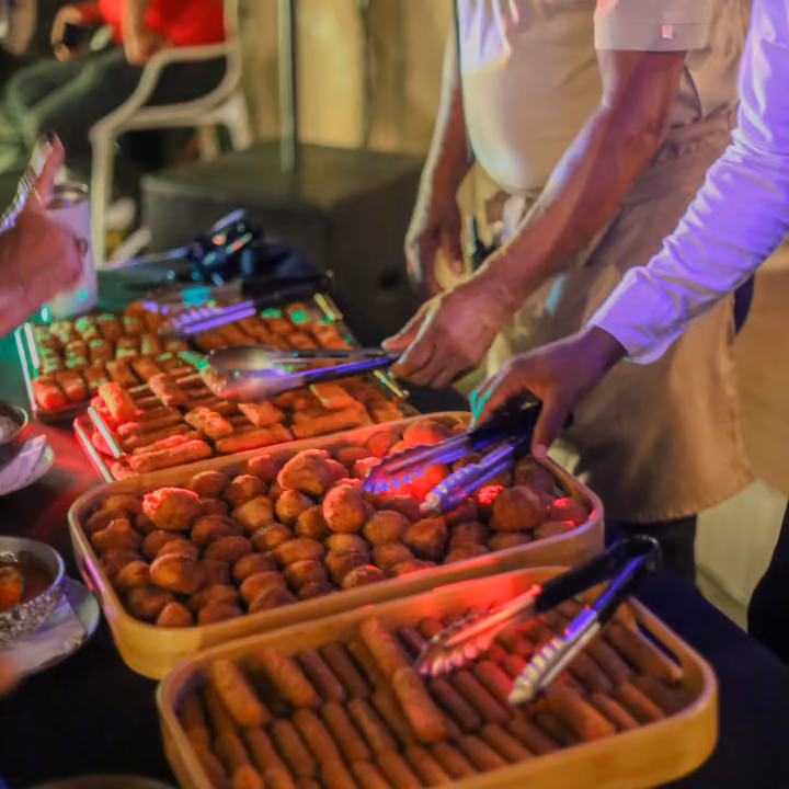 Buffet de picaderas servido en un evento de Casa Cora