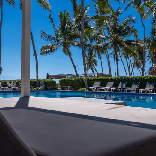 Vista de la piscina desde una cama