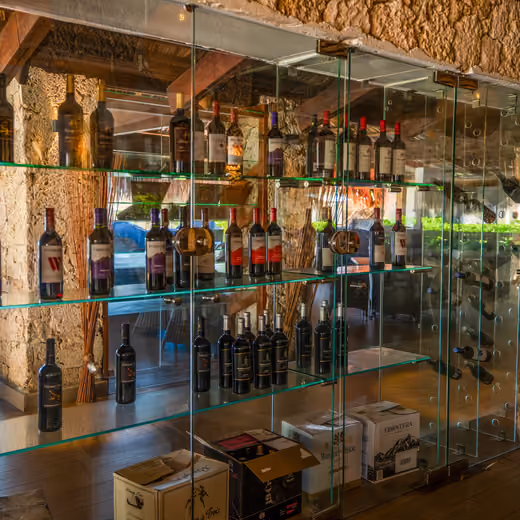 Vitrina de botellas del bar