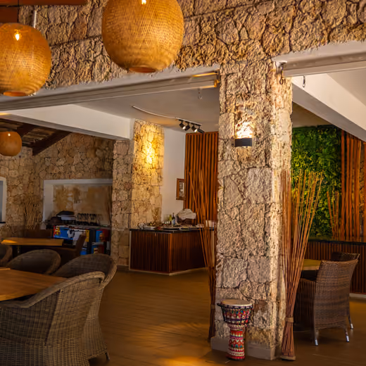 Salón del restaurante con lámparas de mimbre
